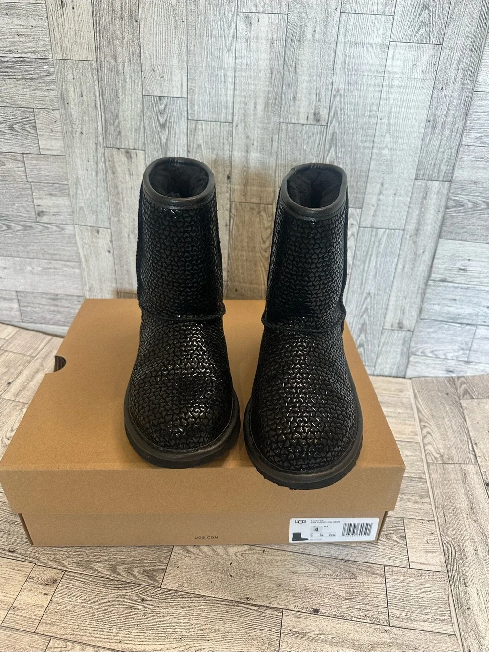 UGG Kids size4 Black Textured classic || gel hearts Winter Boots